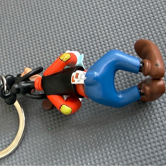 NWOT Disney Parks Goofy Tourist Map Ice Cream Keychain - Picture 6 of 8